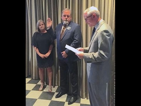 Jimmy Settle being sworn in as 2017 RLI National President-Elect, alongside his wife, Gail.