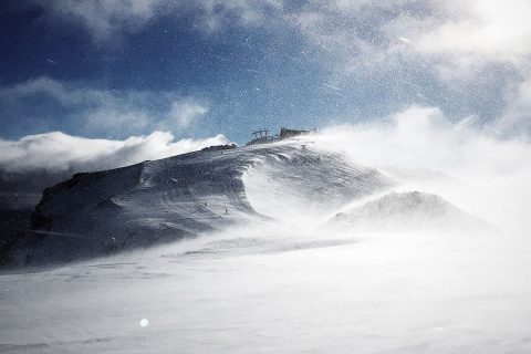 January storms in the Sierra Nevadas reduced California's deficit in stored snow water by about 37 percent. (Perfect Zero, CC BY 2.0)