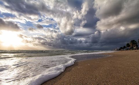 Convective storm clouds over Fort Lauderdale, Florida, preceding Hurricane Sandy in 2012. (Flickr user John Spade, CC BY 2.0)