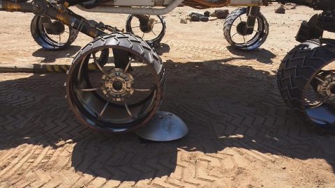 A "scarecrow" rover at NASA's JPL drives over a sensor while testing a new driving algorithm. Engineers created the algorithm to reduce wheel wear on the Mars Curiosity rover. (NASA/JPL-Caltech)