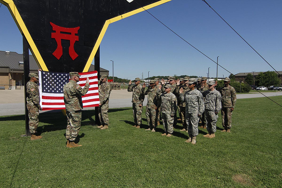 Col. Stanley J. Sliwinski, commander of the 101st Airborne Division (Air Assault) Sustainment Brigade, leads fourteen Soldiers from the 101st Abn. Div. Sust. Bde. in the Oath of Enlistment on June 27, 2017, during a mass reenlistment ceremony on June 27, 2017, at the brigade headquarters building on Fort Campbell, Kentucky. (1st Lt. Todd Kuzma/101st STB UPAR)