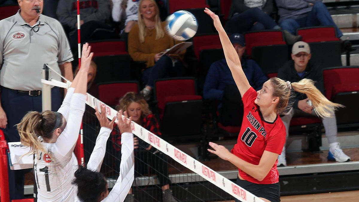 Austin Peay State University Volleyball beats SIU Edwardsville at home