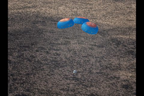 Capsule carrying NASA’s Orbital Syngas/Commodity Augmentation Reactor (OSCAR) and other payloads parachutes to a safe landing after flight of Blue Origin’s New Shepard suborbital rocket. (Blue Origin)