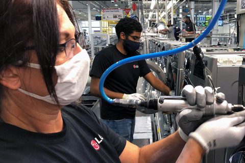 This milestone is a tribute to the hundreds of men and women producing LG’s award-winning washers in the United States. This milestone is a tribute to the hundreds of men and women producing LG’s award-winning washers in the United States.
