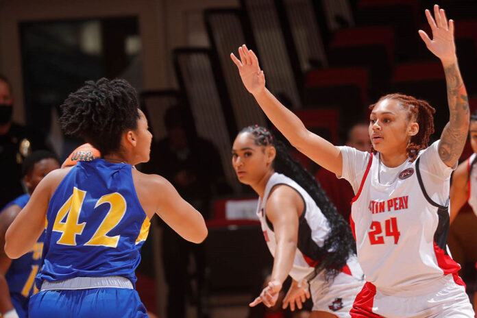 Austin Peay State University Women's Basketball shutdowns Morehead States, picks up second-straight OVC victory. (Robert Smith, APSU Sports Information)