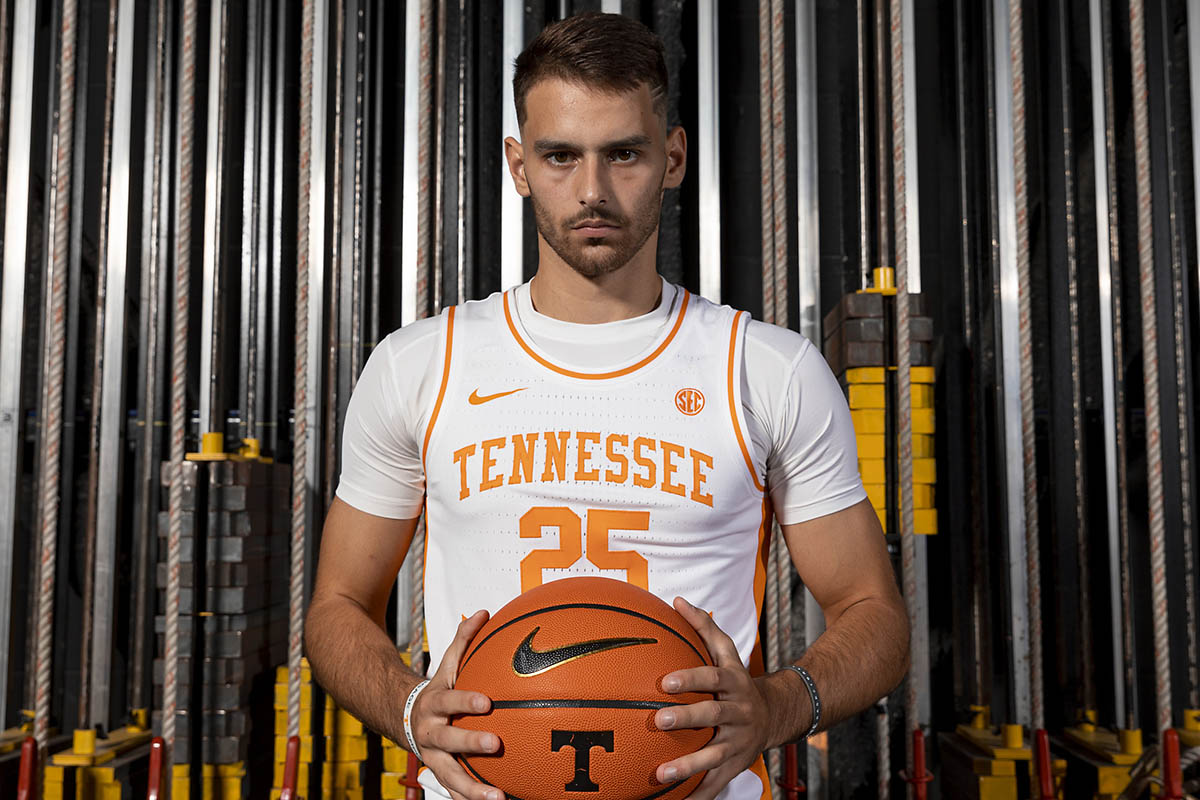 #17 Tennessee Vols Basketball looks to cage Auburn Tigers Saturday at Thompson-Boling Arena