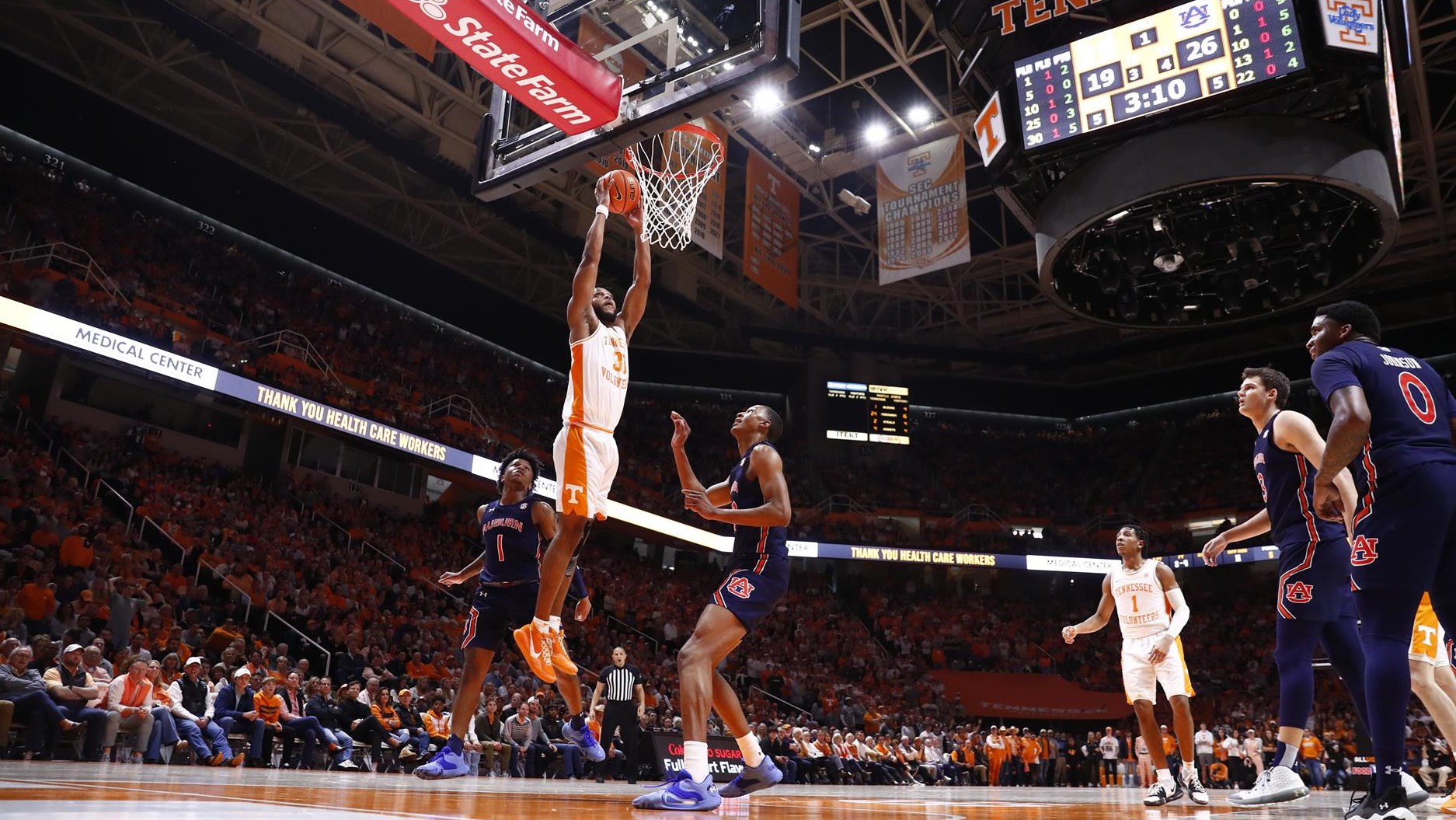 Tennessee Men&rsquo;s Basketball comes from behind to beat Auburn, 67-52