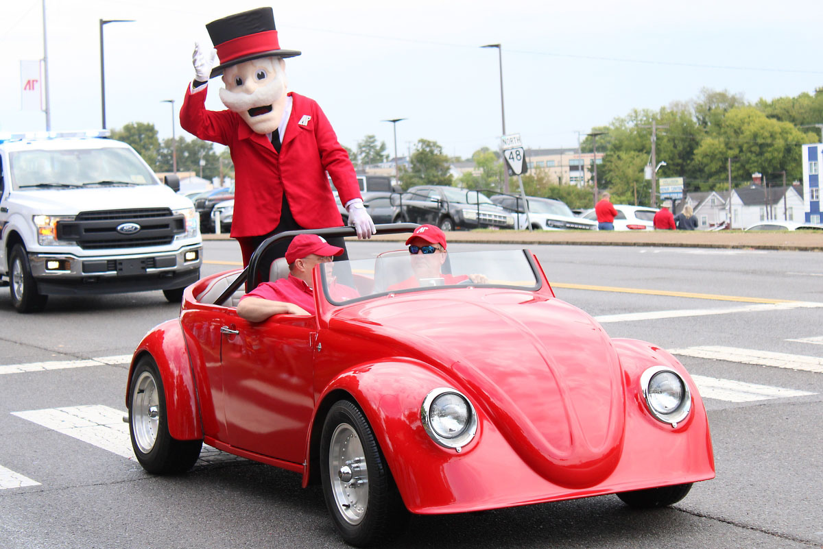 APSU Homecoming Parade shines despite rain