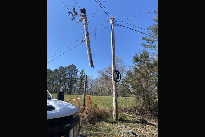 CEMC crew about to replace a broken pole. (CEMC)