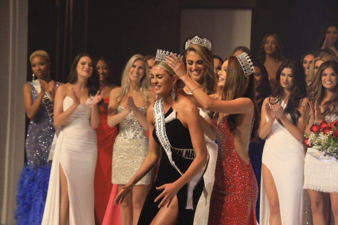 Regan Ringler being crowned Miss Tennessee USA 2023 by Miss Tennessee Teen USA 2022 McKinley Farese and MIss Tennessee USA 2022 Emily Suttle. (Clarksville Online)