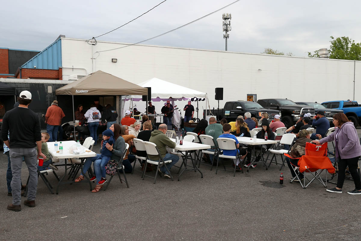 2023 Hilltop Supermarket BBQ Cookoff Friday night kickoff party. (Mark Haynes, Clarksville Online) 2023 Hilltop Supermarket BBQ Cookoff Friday night kickoff party. (Mark Haynes, Clarksville Online)