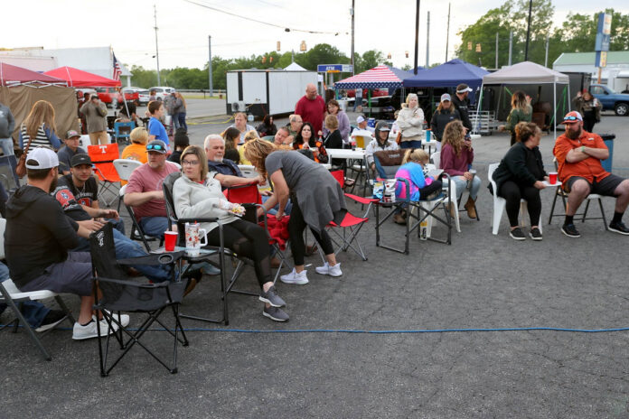 2023 Hilltop Supermarket BBQ Cookoff Friday night kickoff party. (Mark Haynes, Clarksville Online)