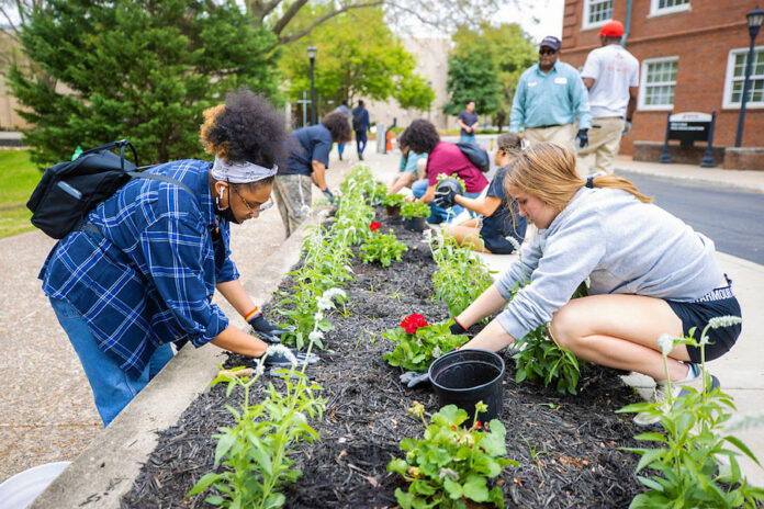Austin Peay State University's Peayple in the Community Day of Service. (APSU)