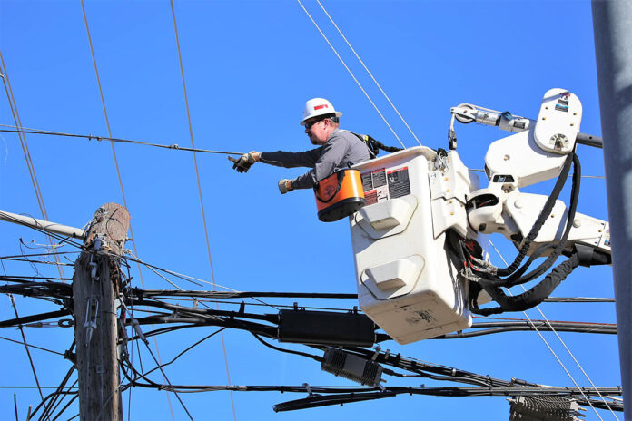 CDE crew restoring power in Clarksville. (CDE Lightband)