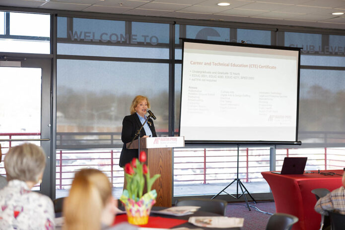 Dr. Lisa Barron presents during the Partnership Advisory Council meeting at Austin Peay State University. (Ally Shemwell, APSU student)