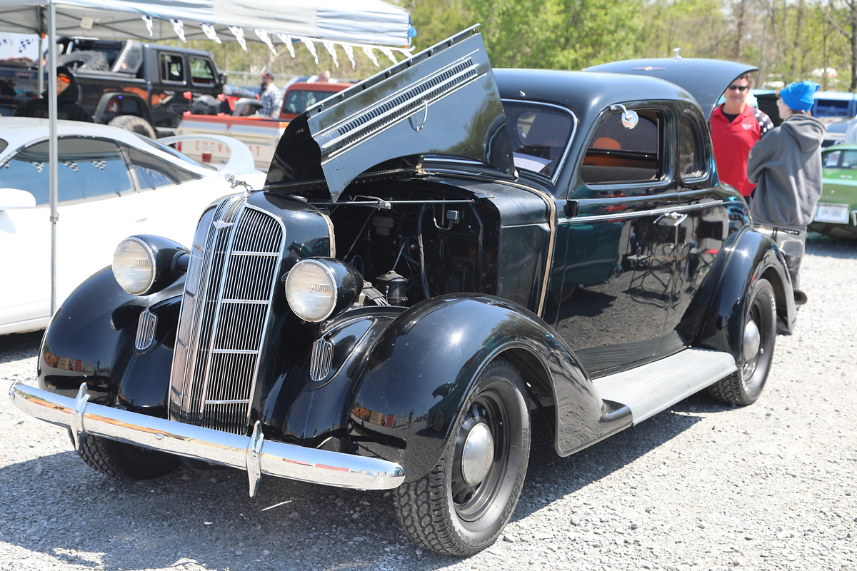Folks having fun and helping out at a recent Clarksville Cruisers Car Show that benefited YaiPak. (Clarksville Living Magazine, Tony Centonze) Folks having fun and helping out at a recent Clarksville Cruisers Car Show that benefited YaiPak. (Clarksville Living Magazine, Tony Centonze)