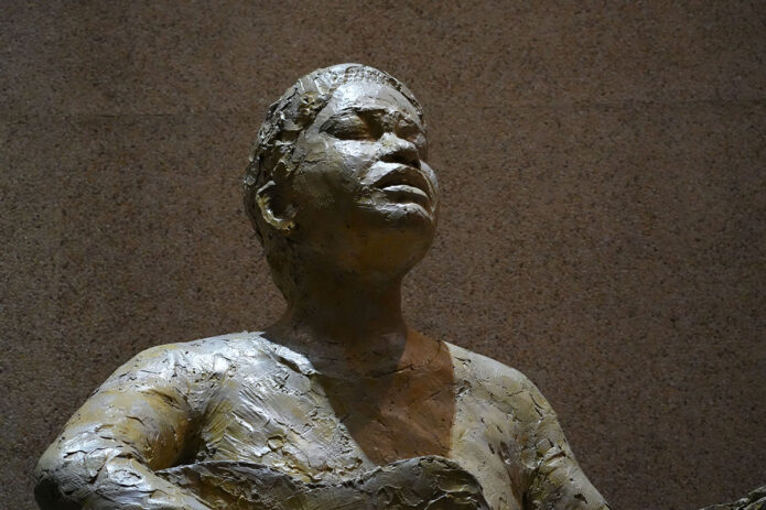 Alan LeQuire's Odetta [Holmes]. (D.C. Thomas, Clarksville Living Magazine)
