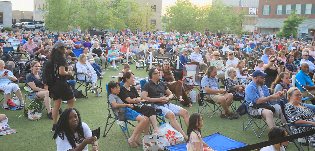 Clarksville welcomed the Nashville Symphony to Downtown Commons for a performance that included works by Brahms, Bizet, John Williams, and more. (Tony Centonze, Clarksville Living Magazine)