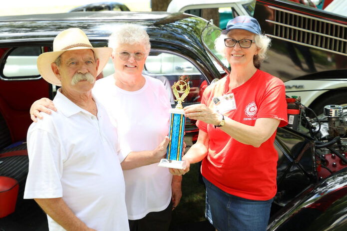 Car-Cruise In winners Ronnie and Patty Presley with Beth Casper. (Mark Haynes, Clarksville Online)