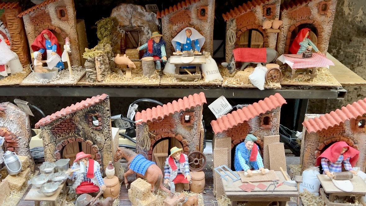 Admiring Italy’s Christmas Alley