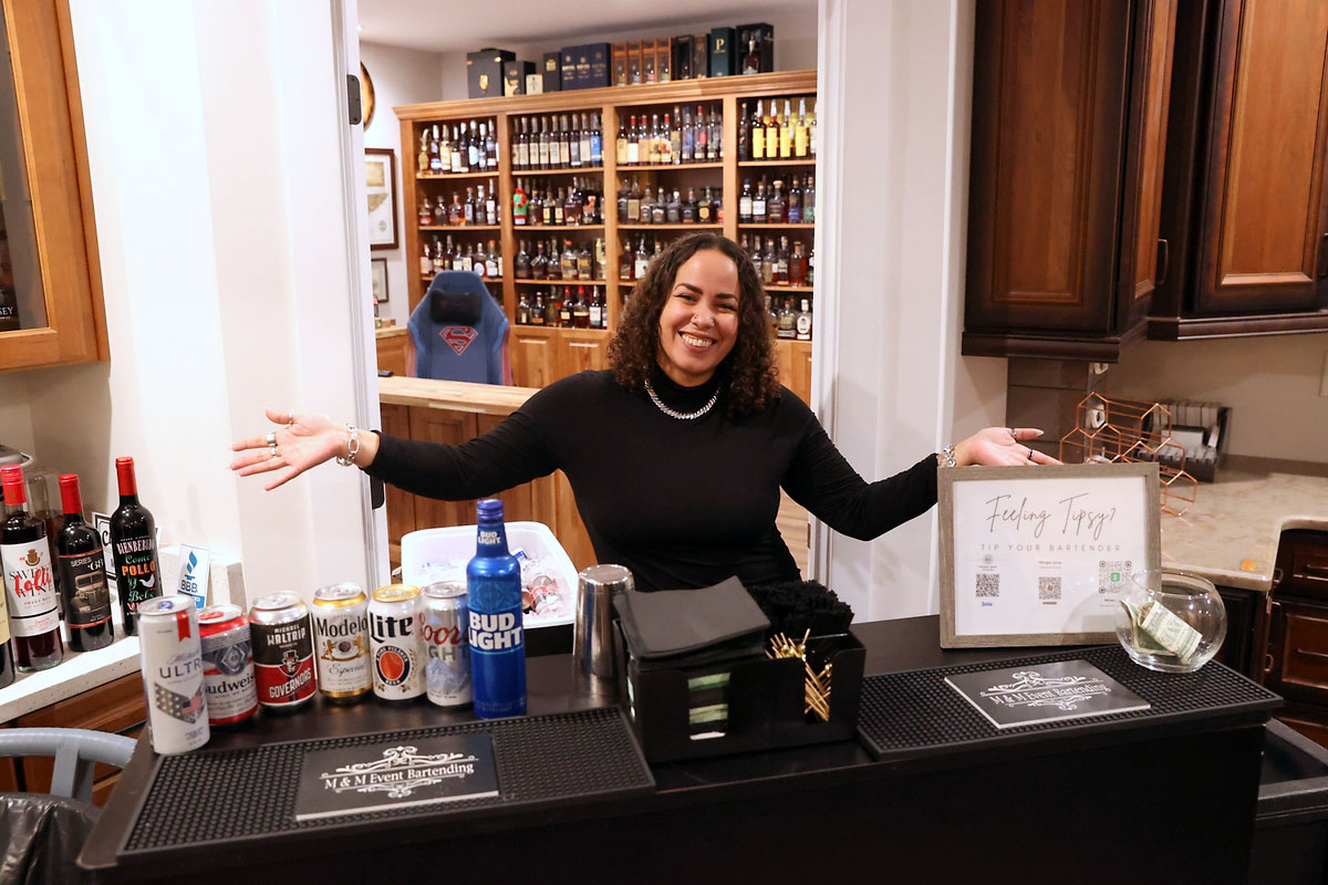 Clarksville Area Chamber of Commerce Brings Business After Hours to Jodi’s Cabinet Sales. (Mark Haynes, Clarksville Online) Clarksville Area Chamber of Commerce Brings Business After Hours to Jodi’s Cabinet Sales. (Mark Haynes, Clarksville Online)