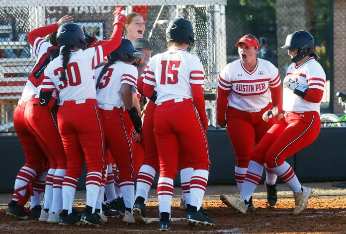 Austin Peay State University Softball Bounces Back to Go 2–0 Saturday at Carl Vincent Invitational. (Robert Smith, APSU Sports Information)
