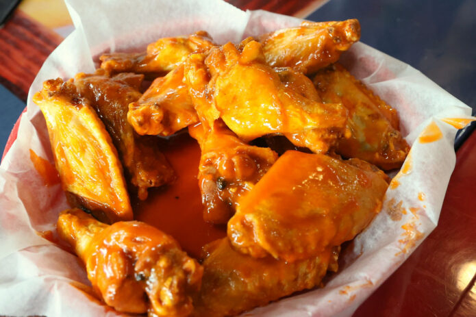 Alitas de pollo búfalo. (Mark Haynes, Clarksville en línea)