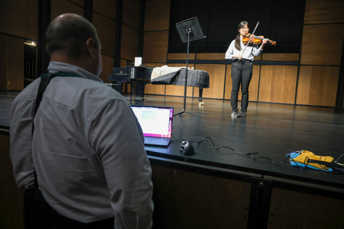 The Governor’s School for Computational Physics provides several interdisciplinary experiences, such as this experiment involving charting music tones. (Colby Wilson, APSU)