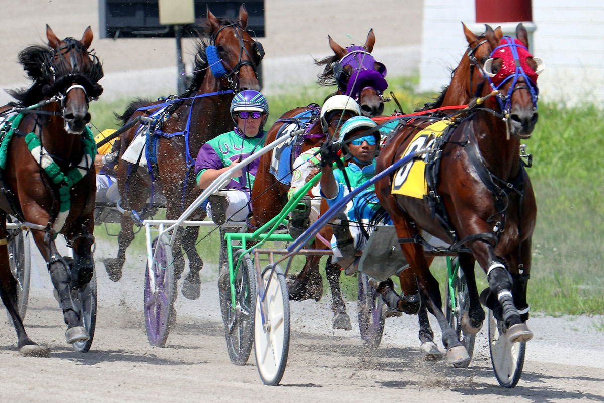 Harness racing action at Oak Grove Racing, Gaming & Hotel. (Mark Haynes, Clarksville Online) Harness racing action at Oak Grove Racing, Gaming & Hotel. (Mark Haynes, Clarksville Online)