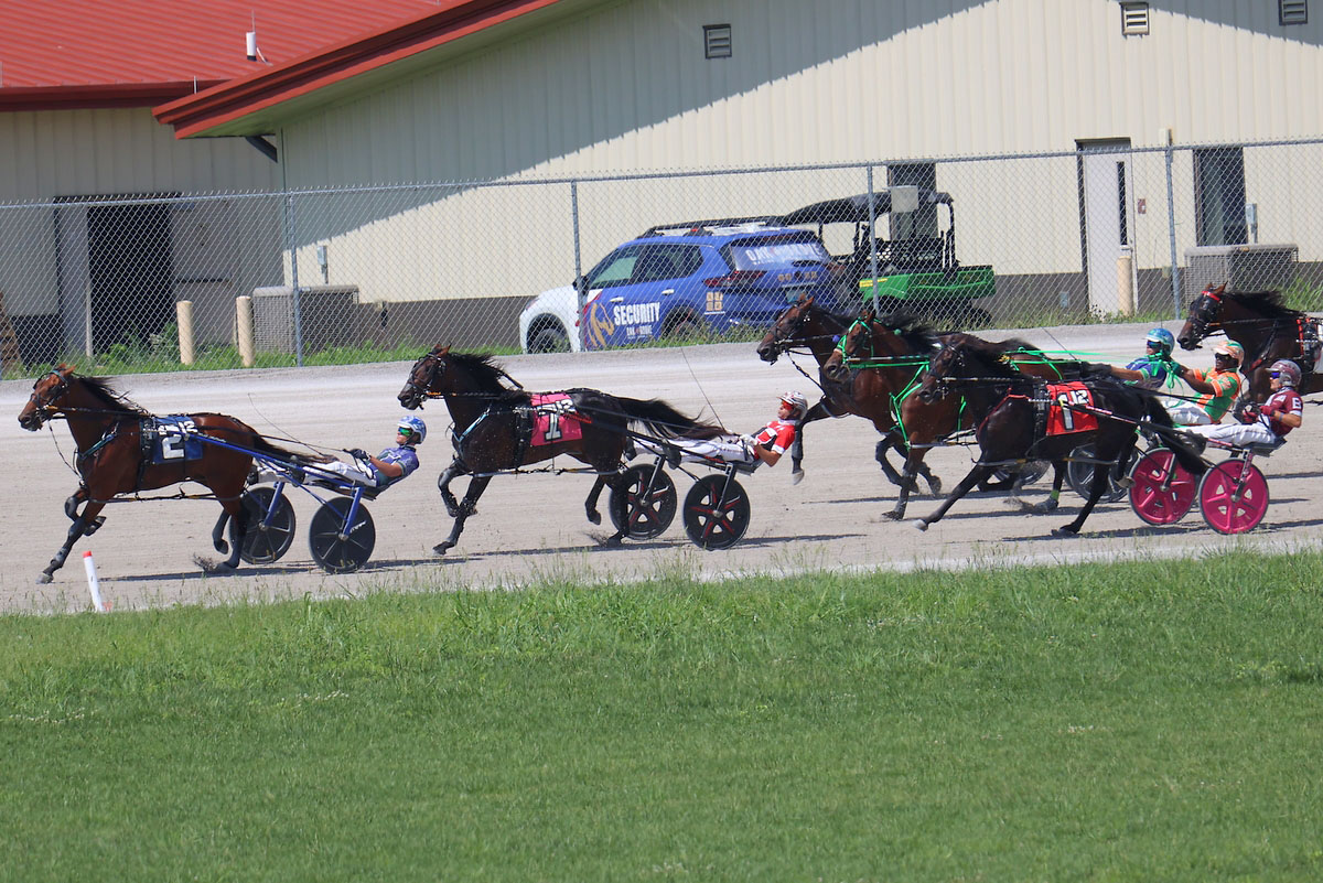 Harness racing action at Oak Grove Racing, Gaming & Hotel. (Mark Haynes, Clarksville Online) Harness racing action at Oak Grove Racing, Gaming & Hotel. (Mark Haynes, Clarksville Online)