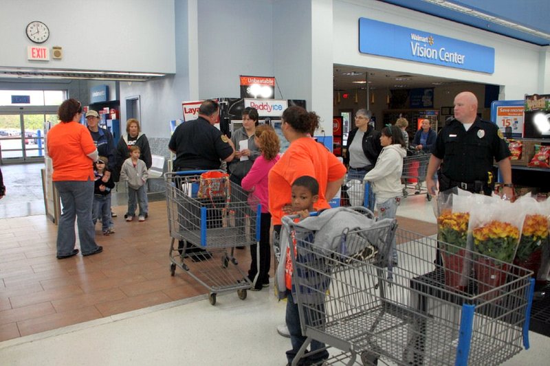 Nearly 100 Children get a Shopping Spree from the Clarksville Police Union. (Photo by CPD-Jim Knoll) Nearly 100 Children get a Shopping Spree from the Clarksville Police Union. (Photo by CPD-Jim Knoll)
