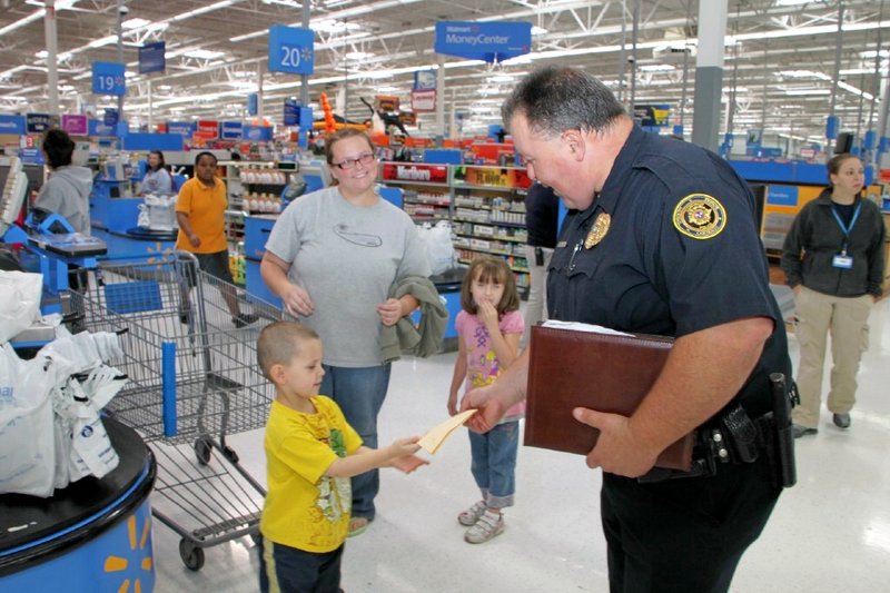 Nearly 100 Children get a Shopping Spree from the Clarksville Police Union. (Photo by CPD-Jim Knoll) Nearly 100 Children get a Shopping Spree from the Clarksville Police Union. (Photo by CPD-Jim Knoll)