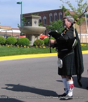 Lou Farkus playing the bagpipes Lou Farkus playing the bagpipes