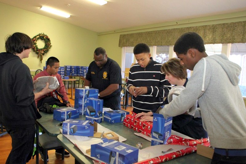 Clarksville Police Department's Youth Coalition spreads Holiday Cheer at Spring Meadows Health Care Center Clarksville Police Department's Youth Coalition spreads Holiday Cheer at Spring Meadows Health Care Center
